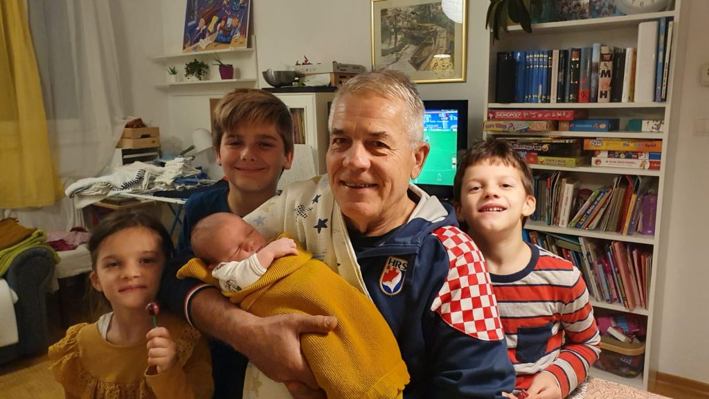 Zdenko Dragović s unucima